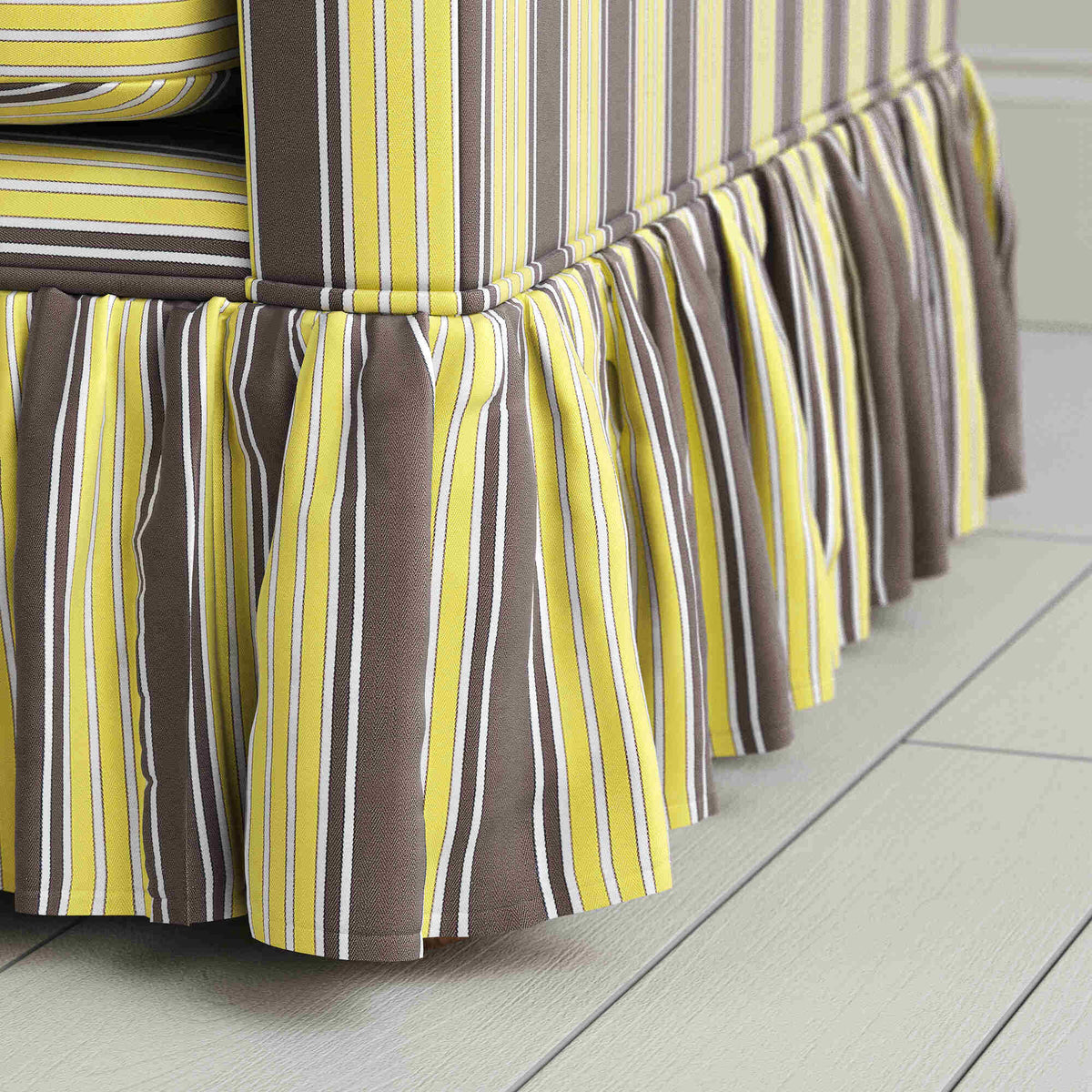 Curtain Call Love Seat in Regatta Cotton, Custard