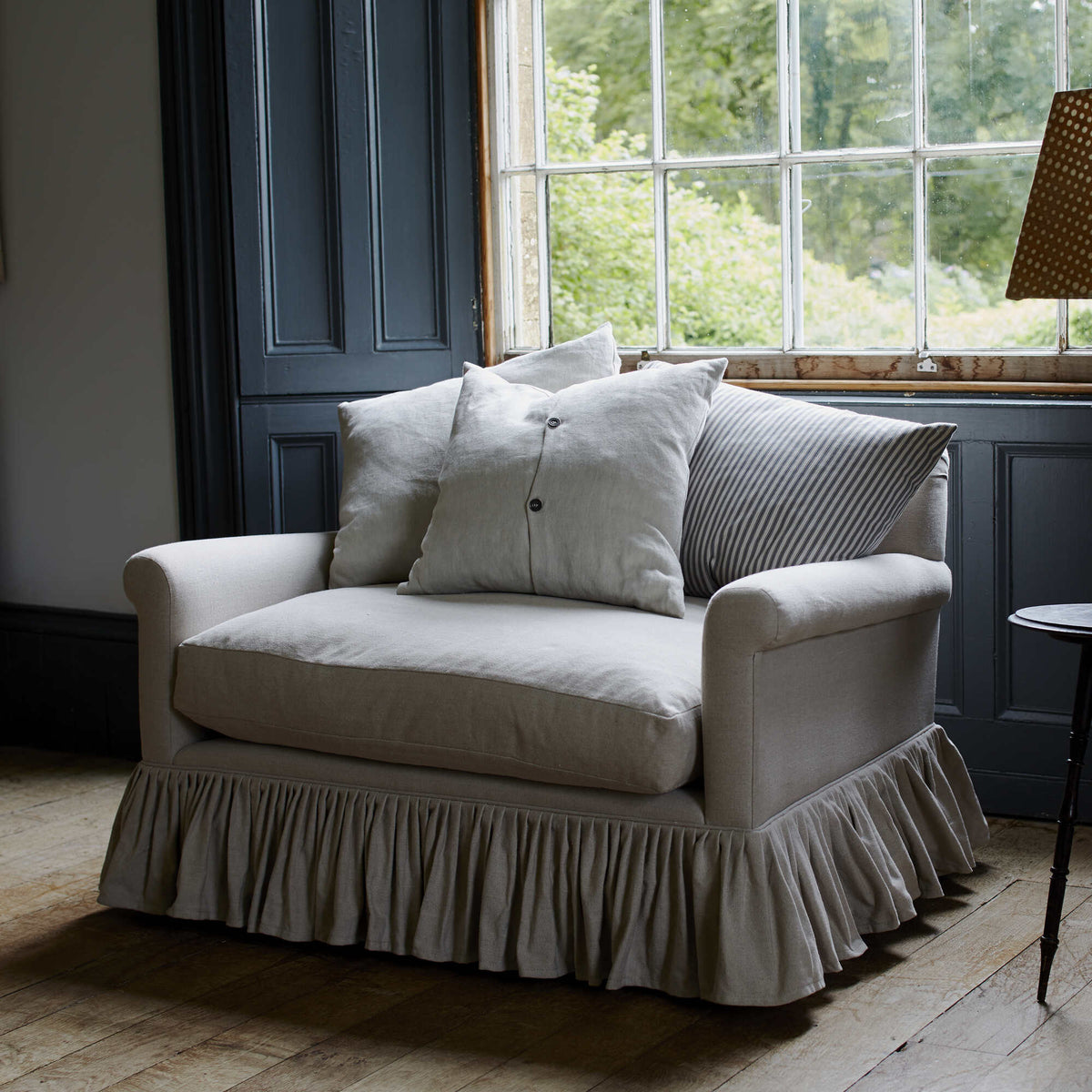 Curtain Call Love Seat in Regatta Cotton, Custard